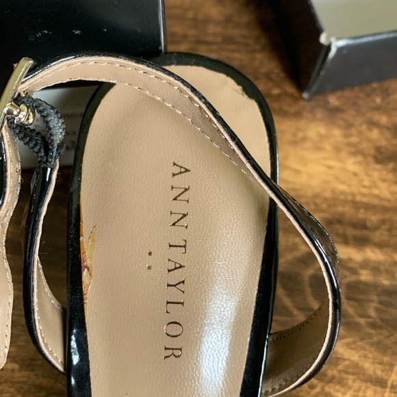 ANN TAYLOR ALIVIA STRAPPY KITTEN HEELS - Picture 2 of 7